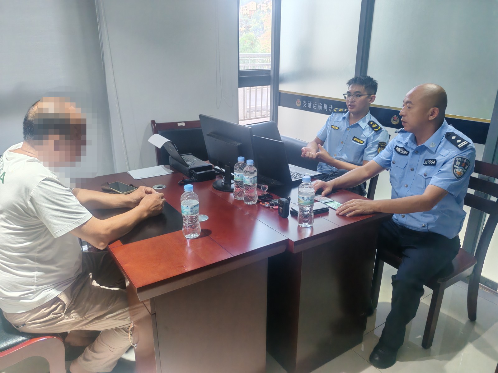 执法人员开展调查。忠县交通执法.jpg