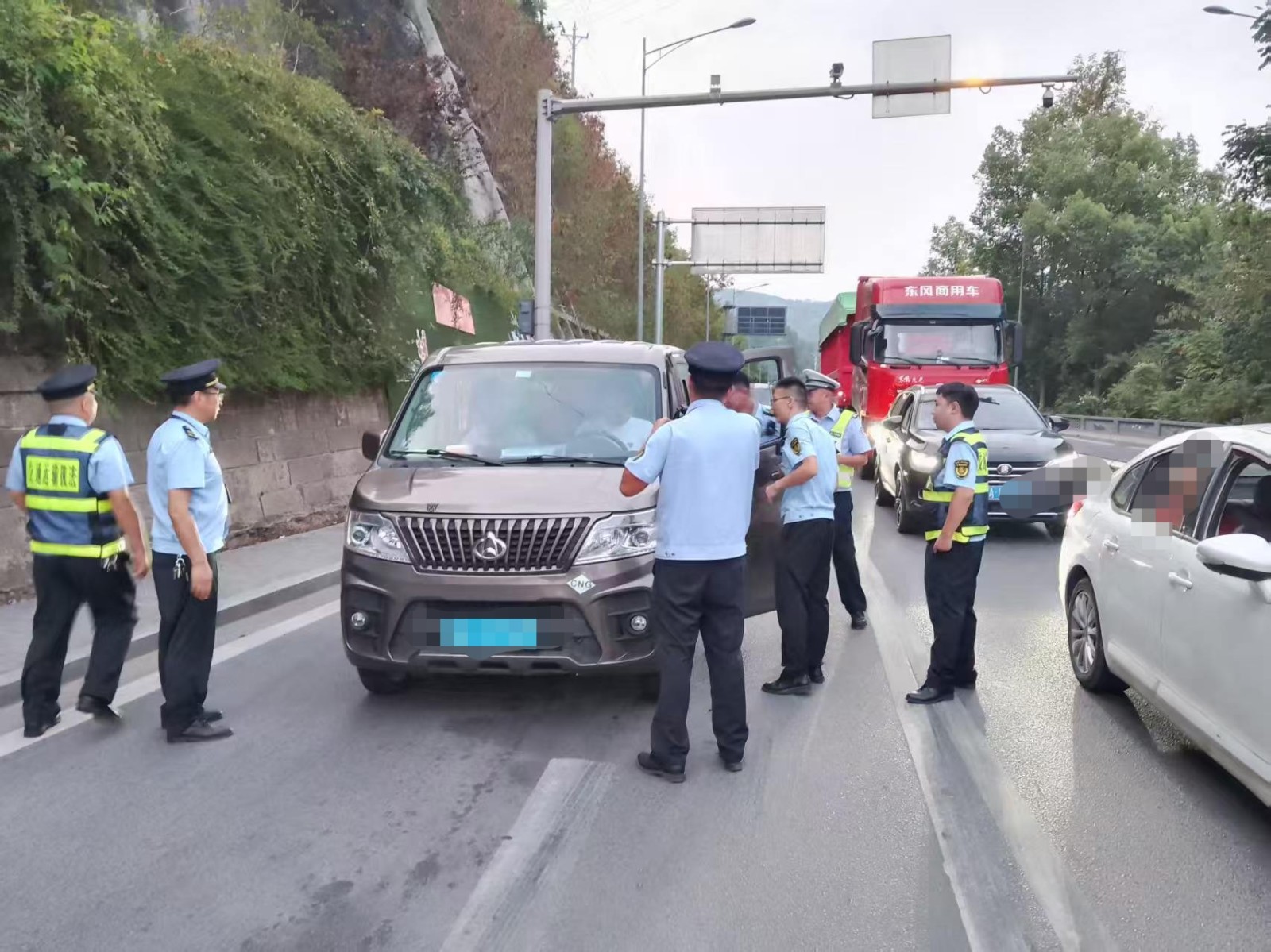 执法人员将涉事车辆拦停。忠县交通执法.jpg