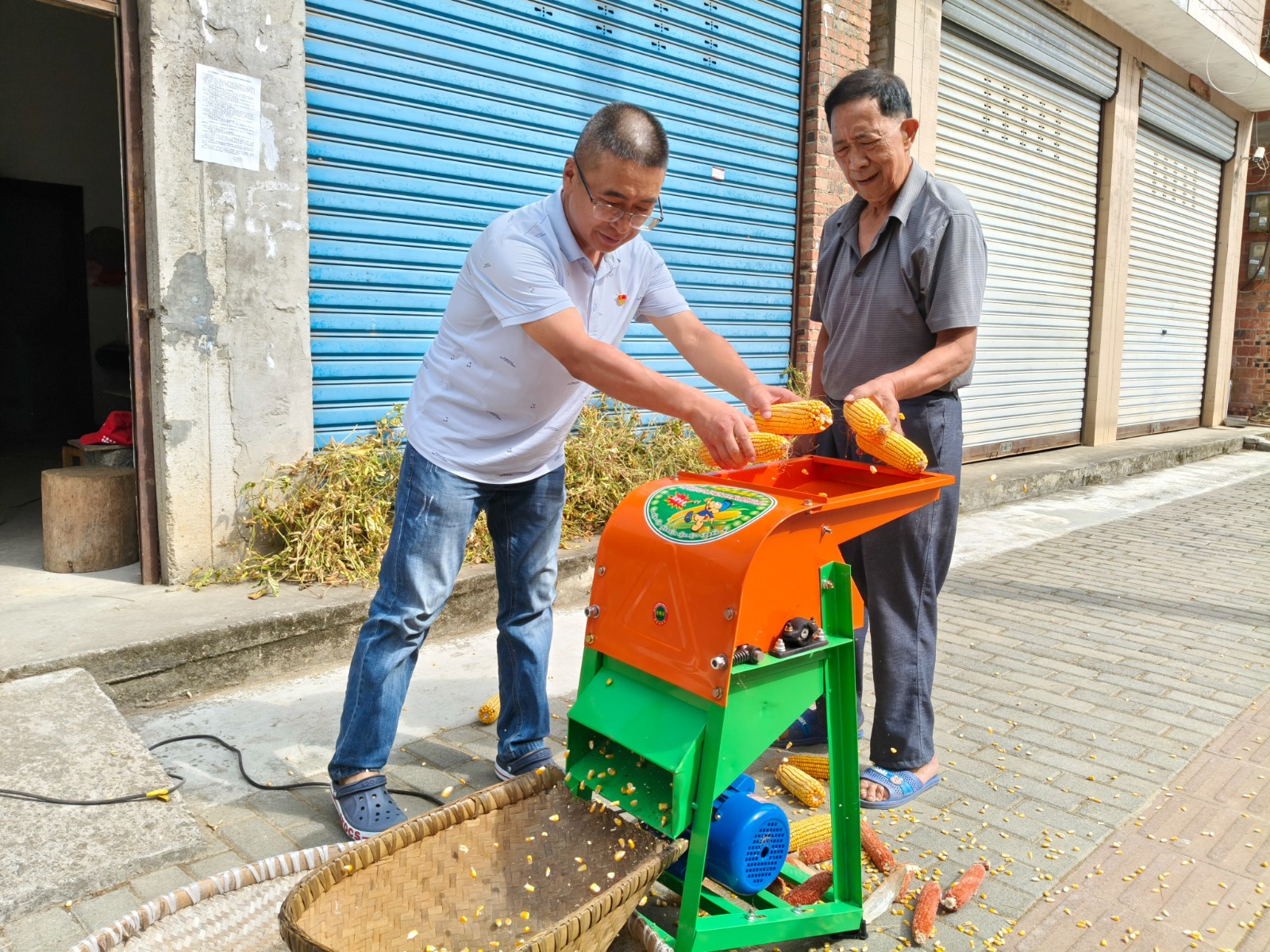 全自动玉米脱粒机高效快捷。拍摄：张耀升.jpg
