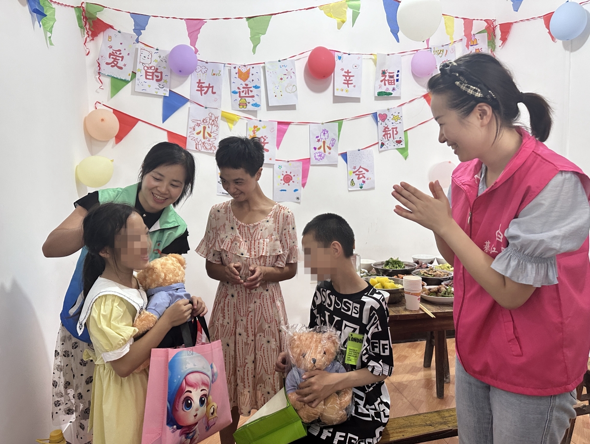 &ldquo;爱心妈妈&rdquo;和困境儿童一起庆祝生日。（綦江区妇联供图）.png