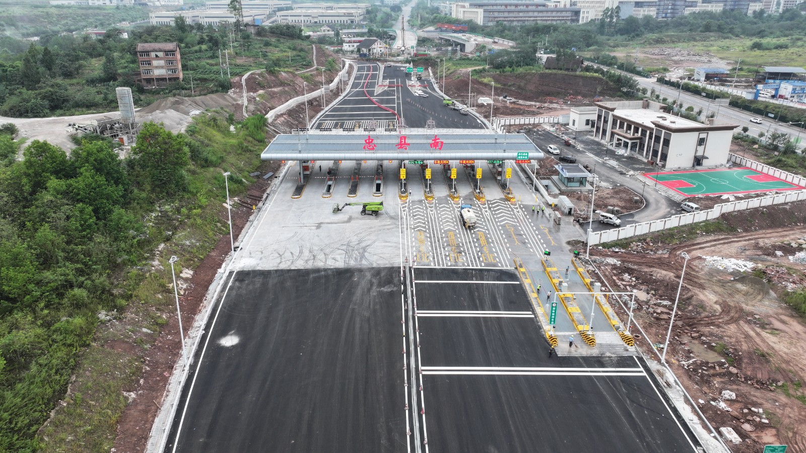 俯瞰忠县南收费站。拍摄：周晶2.jpg