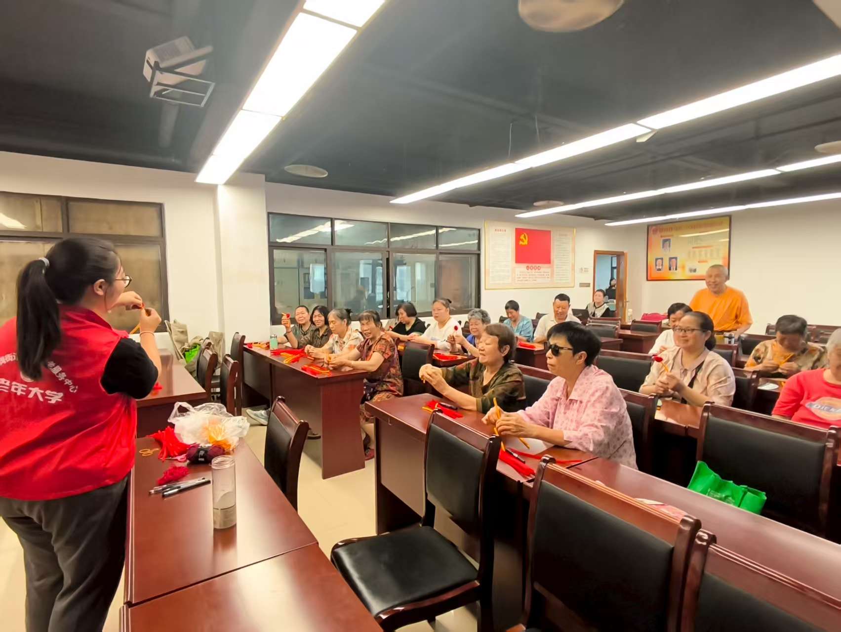 2025年8月21日,巴南区龙洲湾街道独龙桥村在综合文化服务中心文化活动室开展’耆‘乐汇指尖手工体验活动 (9).jpg