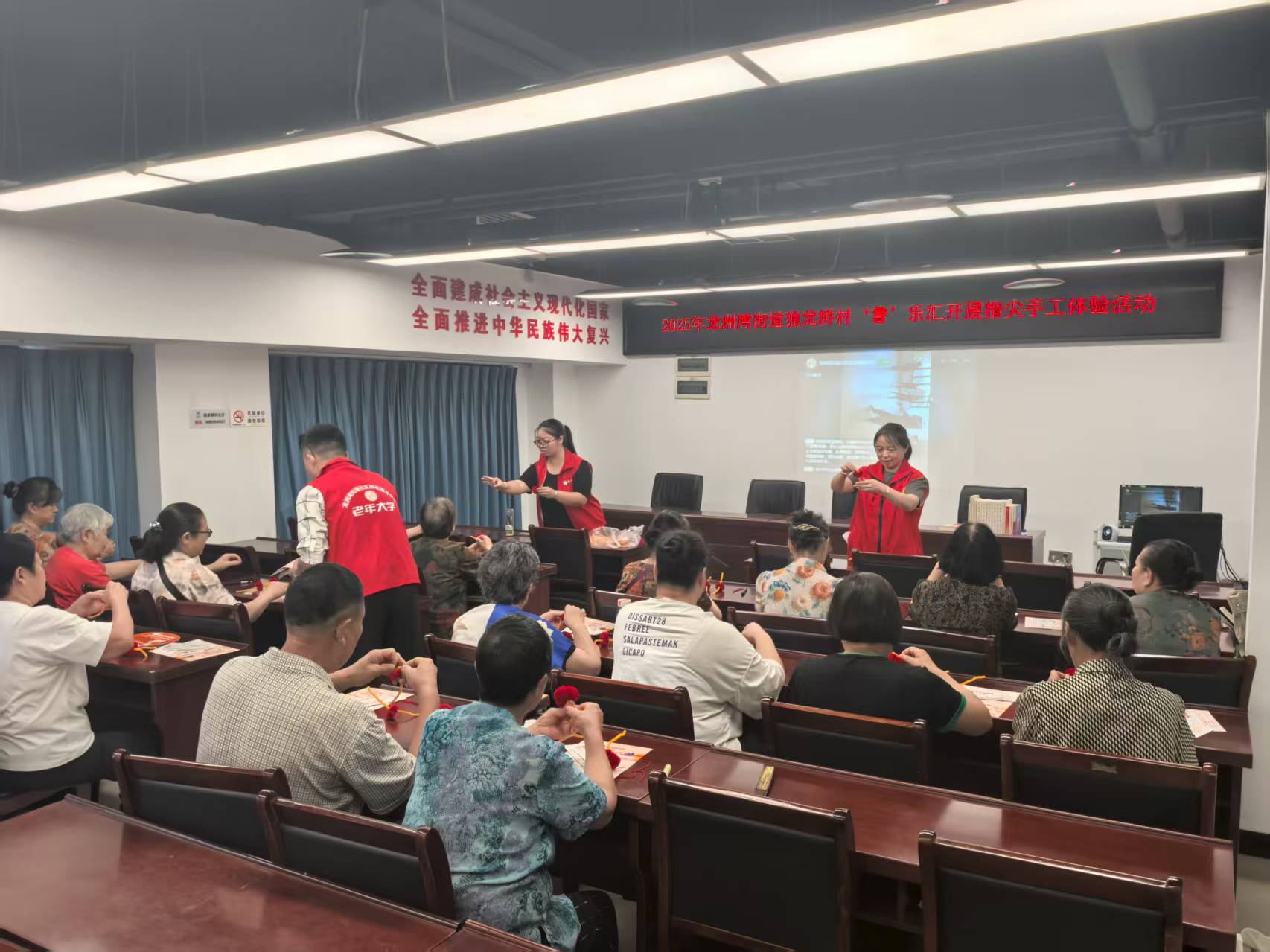 2025年8月21日,巴南区龙洲湾街道独龙桥村在综合文化服务中心文化活动室开展’耆‘乐汇指尖手工体验活动 (3).jpg