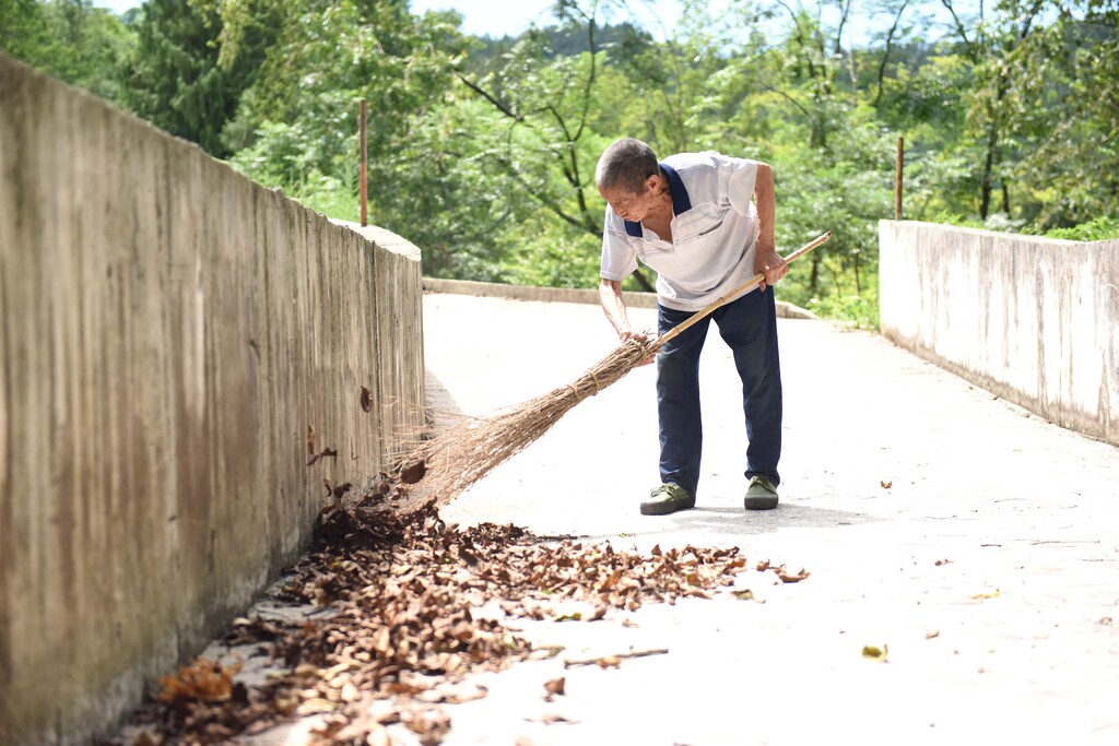 谭文宜在打扫桥面落叶