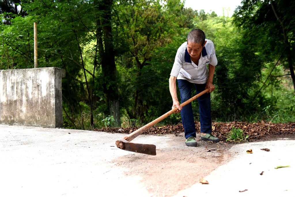 谭文宜在清理桥面泥土