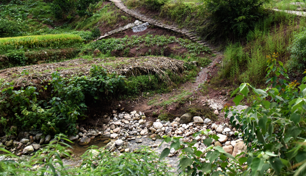 未修桥前的过河小道