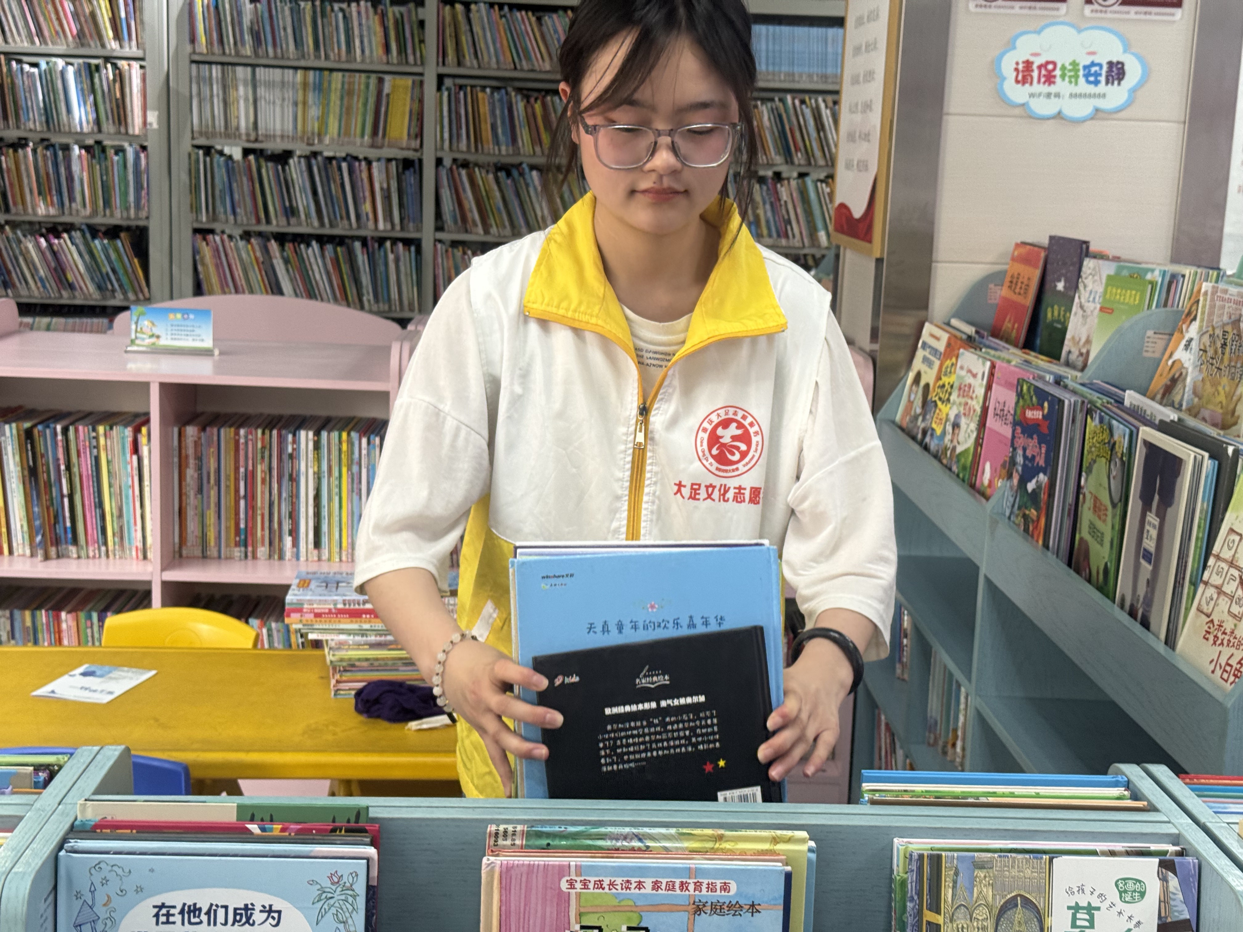 双桥经开区图书馆2025年暑期志愿服务活动照片 (2).jpg
