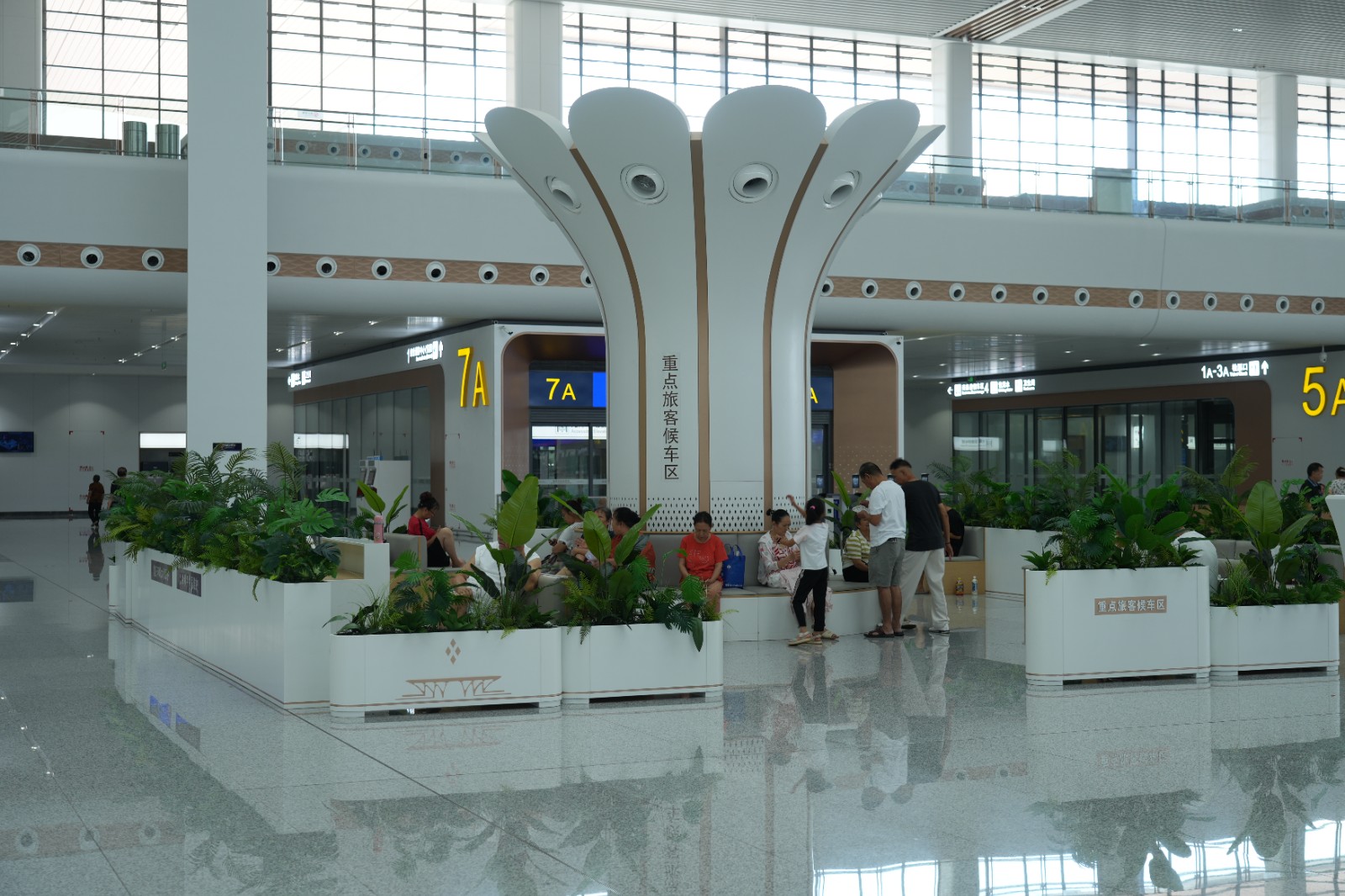 重庆东站重点旅客候车区（魏伟 摄）.JPG