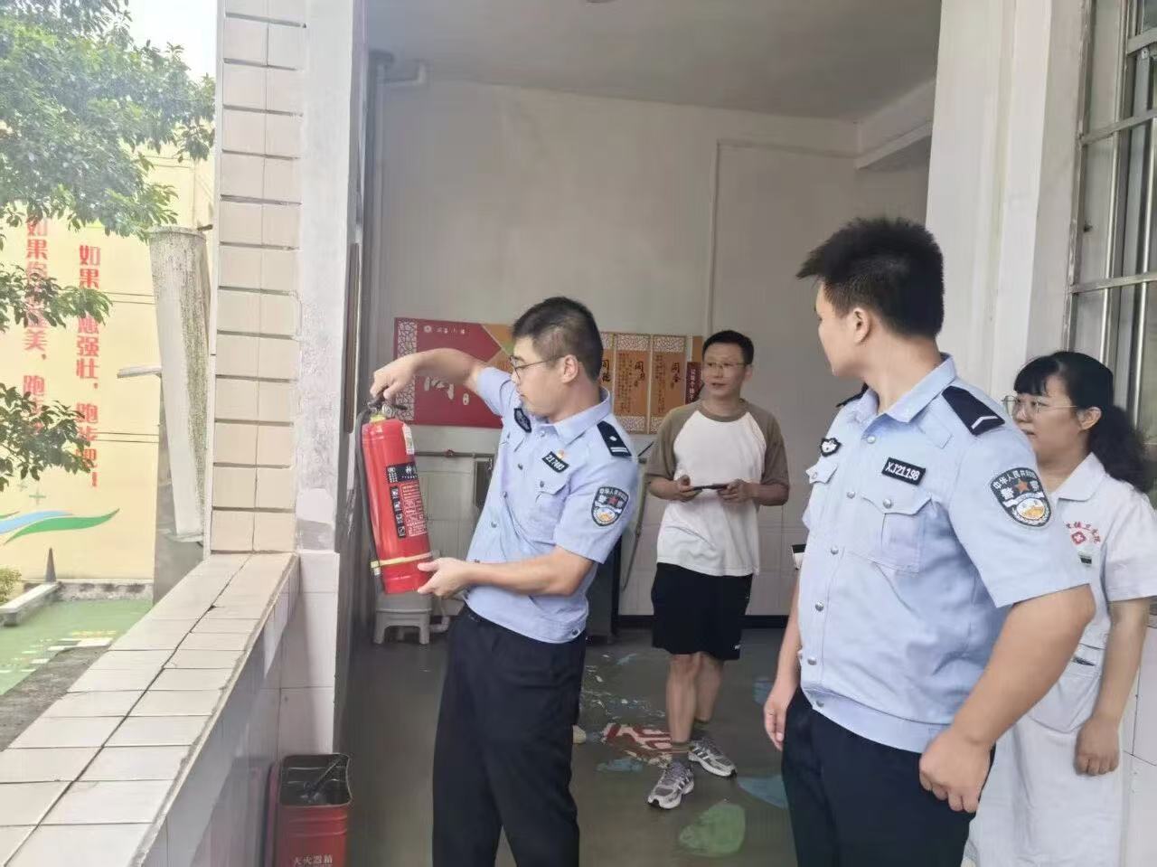 开展校园安全检查。图源:忠县公安局.jpg