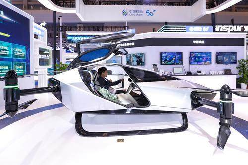 ▲9月4日,重庆国际博览中心,记者正在体验飞行设备。 尹诗语 摄.jpg