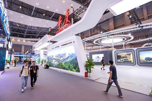 ▲9月4日,重庆国际博览中心,不少嘉宾与记者正在提前探馆。 尹诗语 摄.jpg