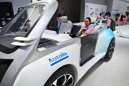 ▲9月4日,重庆国际博览中心,智能网联新能源汽车展区赛力斯汽车生态馆,工作人员正在调试汽车智能座舱。 龙帆 摄.jpg