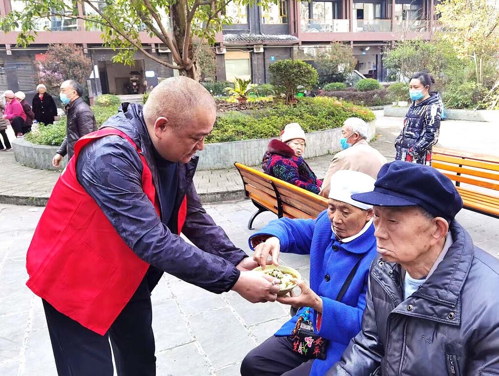 帅卒（左）在开展公益活动 (3)