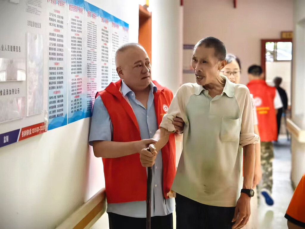 帅卒（左）在开展公益活动 (2)