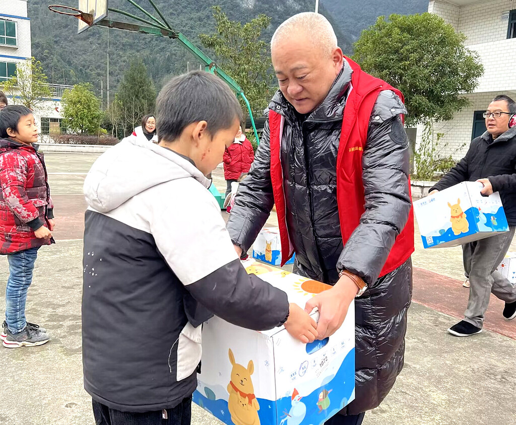 帅卒（右）在开展公益活动 (3)