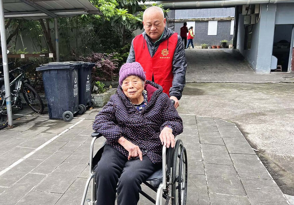 帅卒在帮扶困难群众