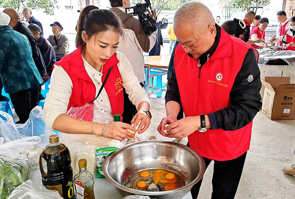 帅卒（右）在开展公益活动