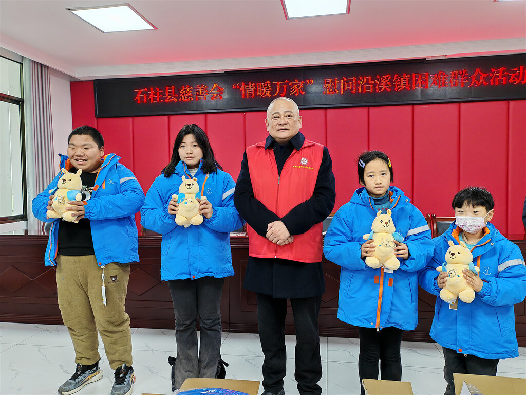 帅卒（中）在开展公益活动