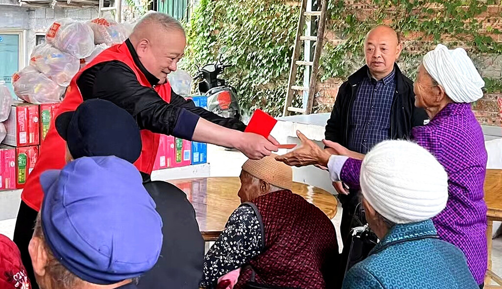 帅卒（左）在开展公益活动