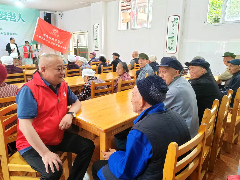 帅卒（左）在开展公益活动 (4)