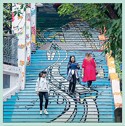 重庆渝中区枣子岚垭步道。