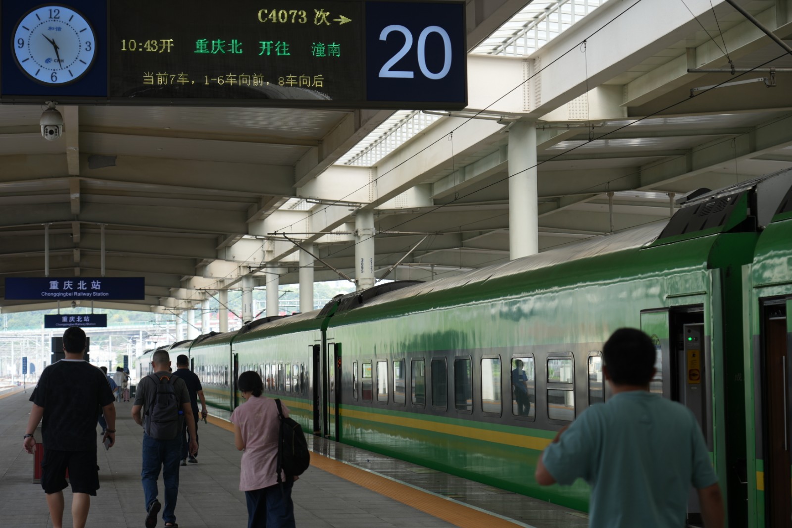 重庆北站至潼南站加开C4073次列车（魏伟 摄）.JPG