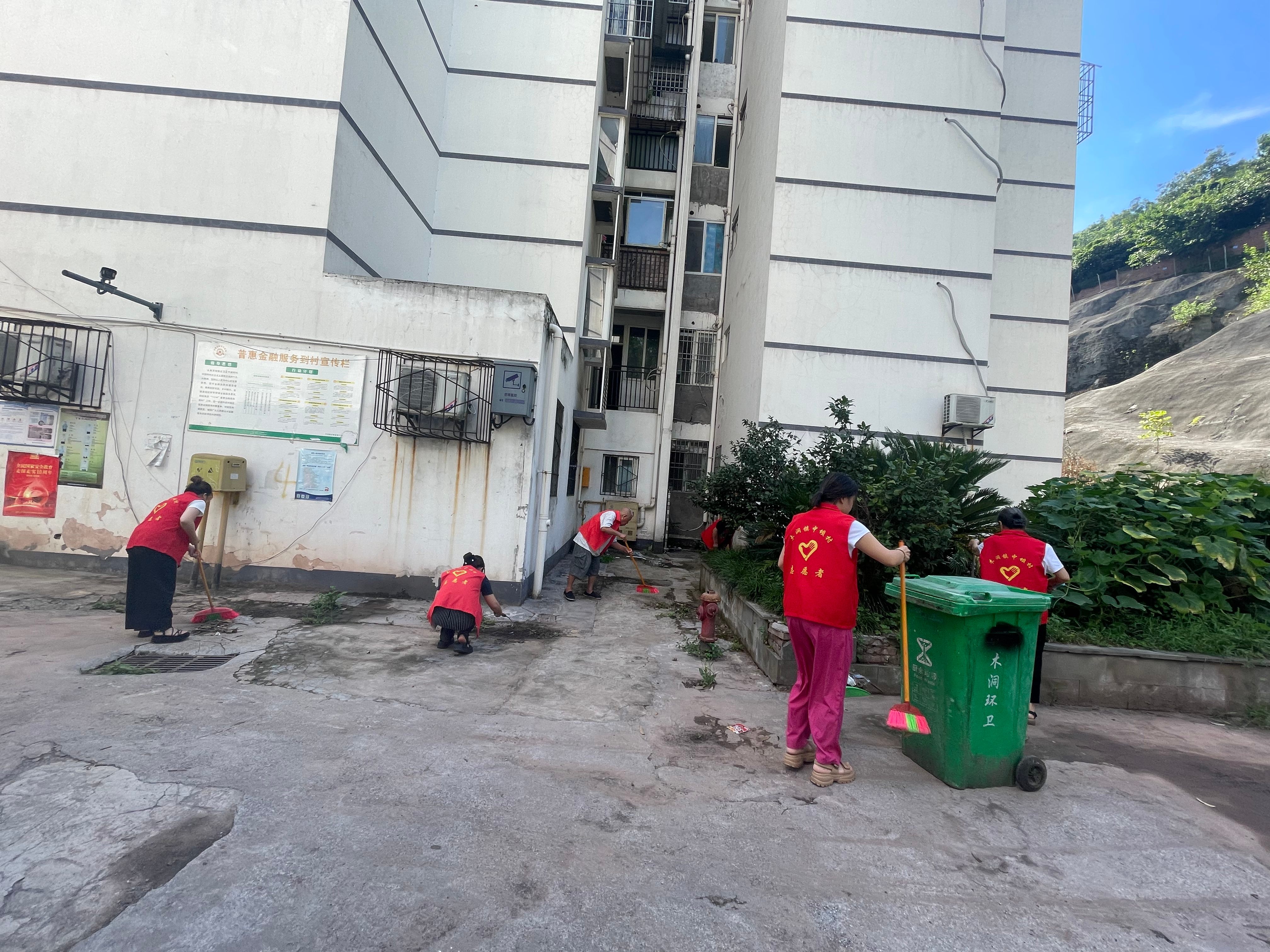 中坝村清理花台1(1).jpg 中坝村清理花台1(1).jpg