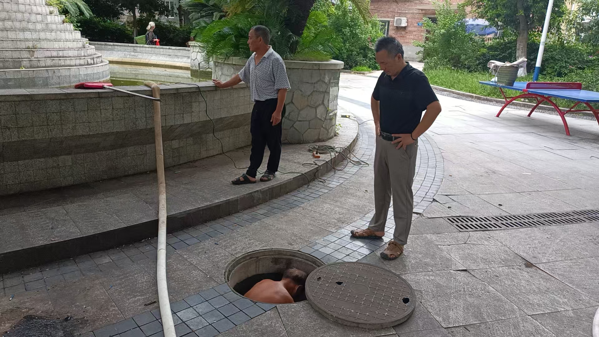 二社区清理洞出神木广场水池.jpg 二社区清理洞出神木广场水池.jpg