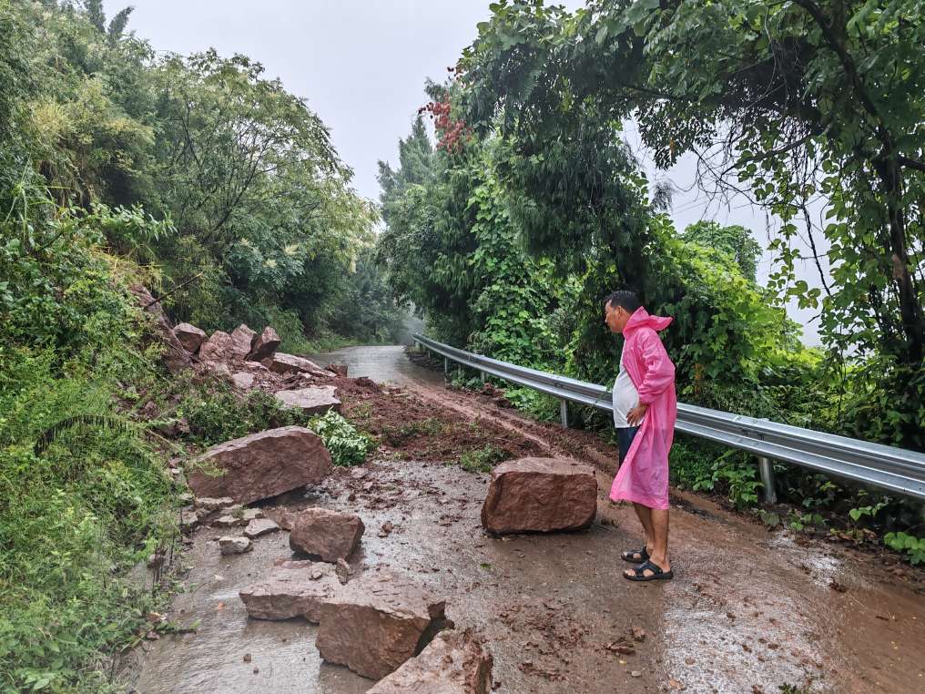 代表排查地灾隐患 (4).jpg