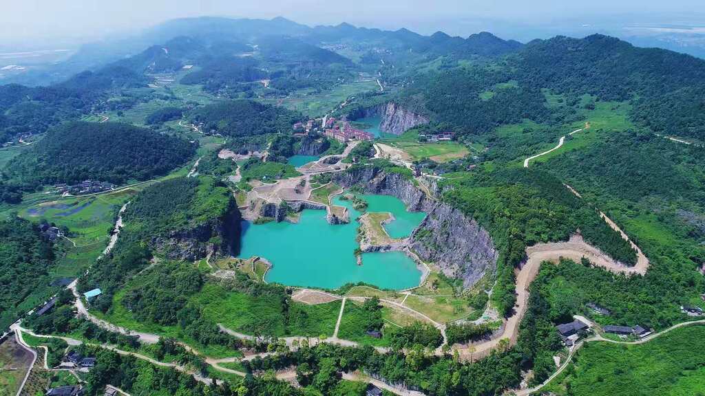 图为生态修复后的渝北区铜锣山废弃矿山。市规资局提供图