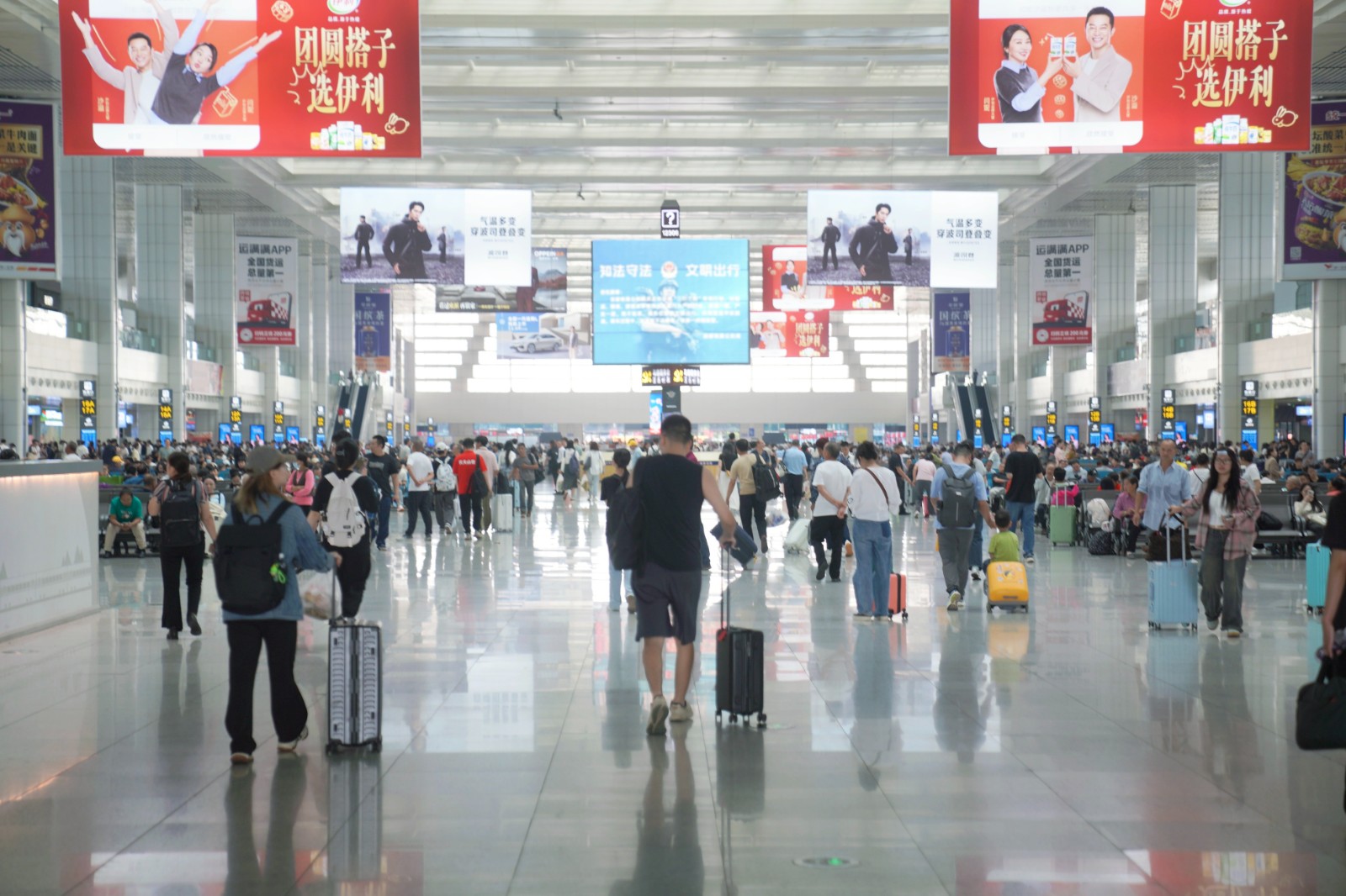 重庆北站候车大厅旅客候乘情况（汪亮 摄）.jpeg