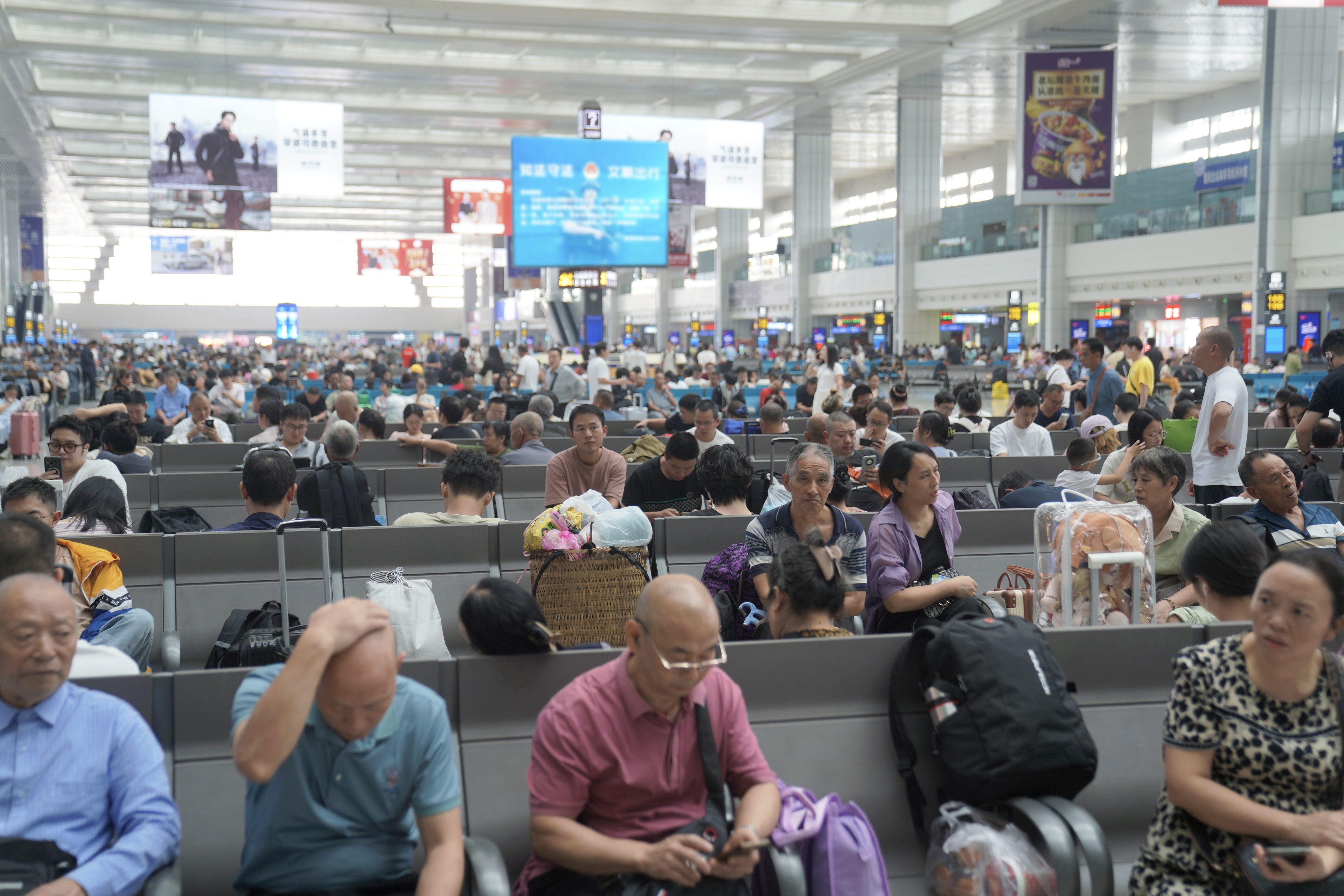 有序候乘的旅客（汪亮 摄）.jpeg