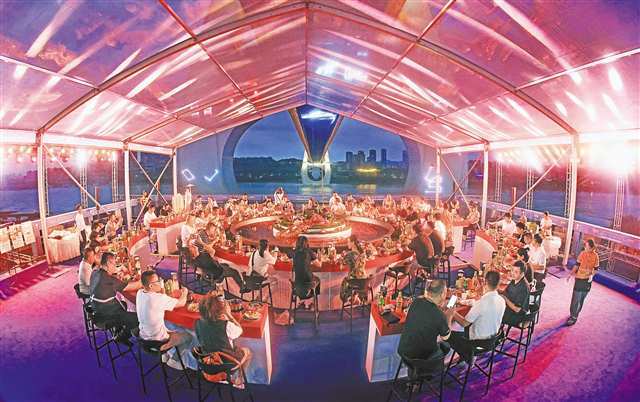 9月28日，第17届中国（重庆）火锅美食文化节在大渡口区开幕，1.2公里的江岸火锅宴汇聚了近20个品牌，促进“双节”期间文旅消费。特约摄影 钟志兵/视觉重庆