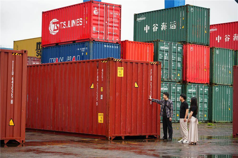 重庆万州港,工作人员在查看到货的魔芋干。