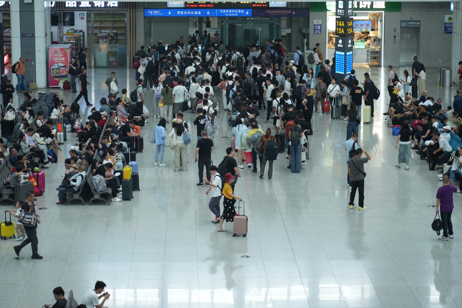 重庆北站旅客有序排队乘车（魏伟 摄）.JPG