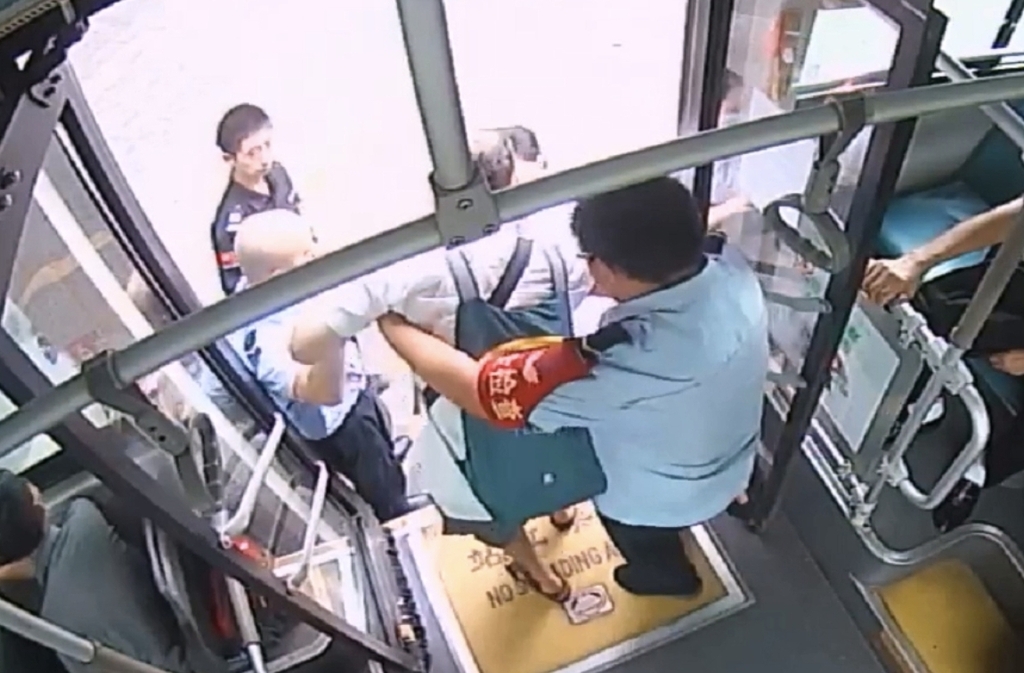 两位驾驶员搀扶老人下车就医。视频截图