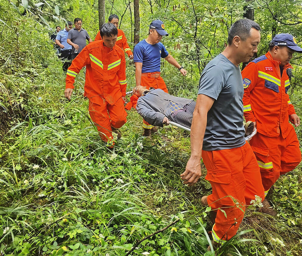 救援队员在王家乡救援 (1)