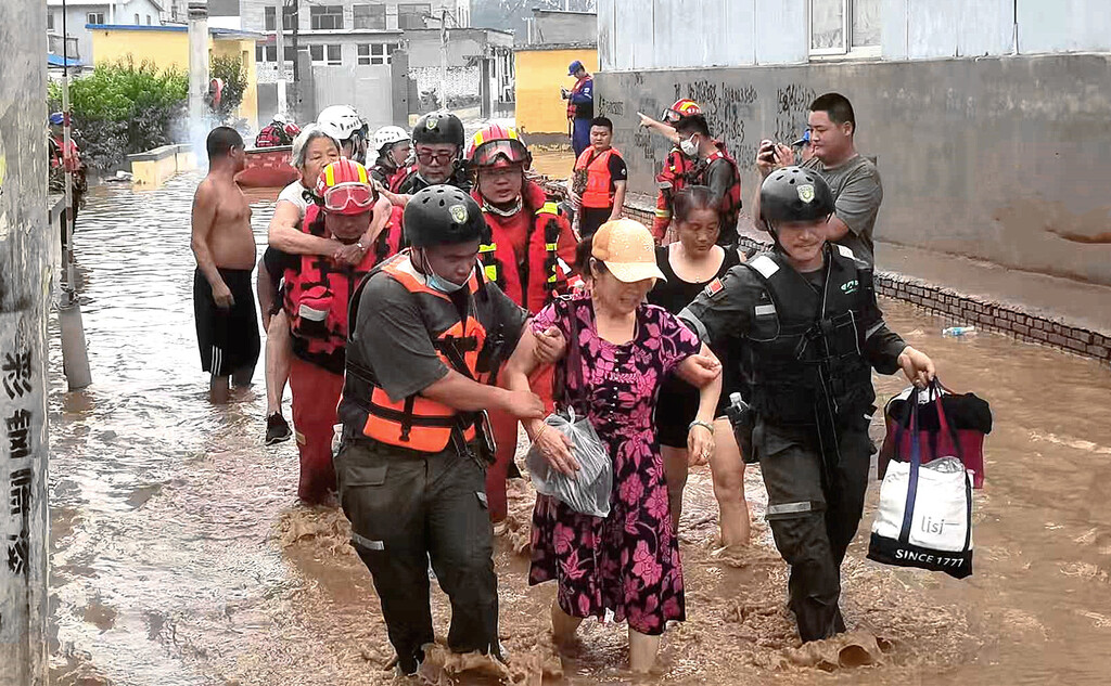 马宇锋和队员背群众转移和用冲锋舟转移群众