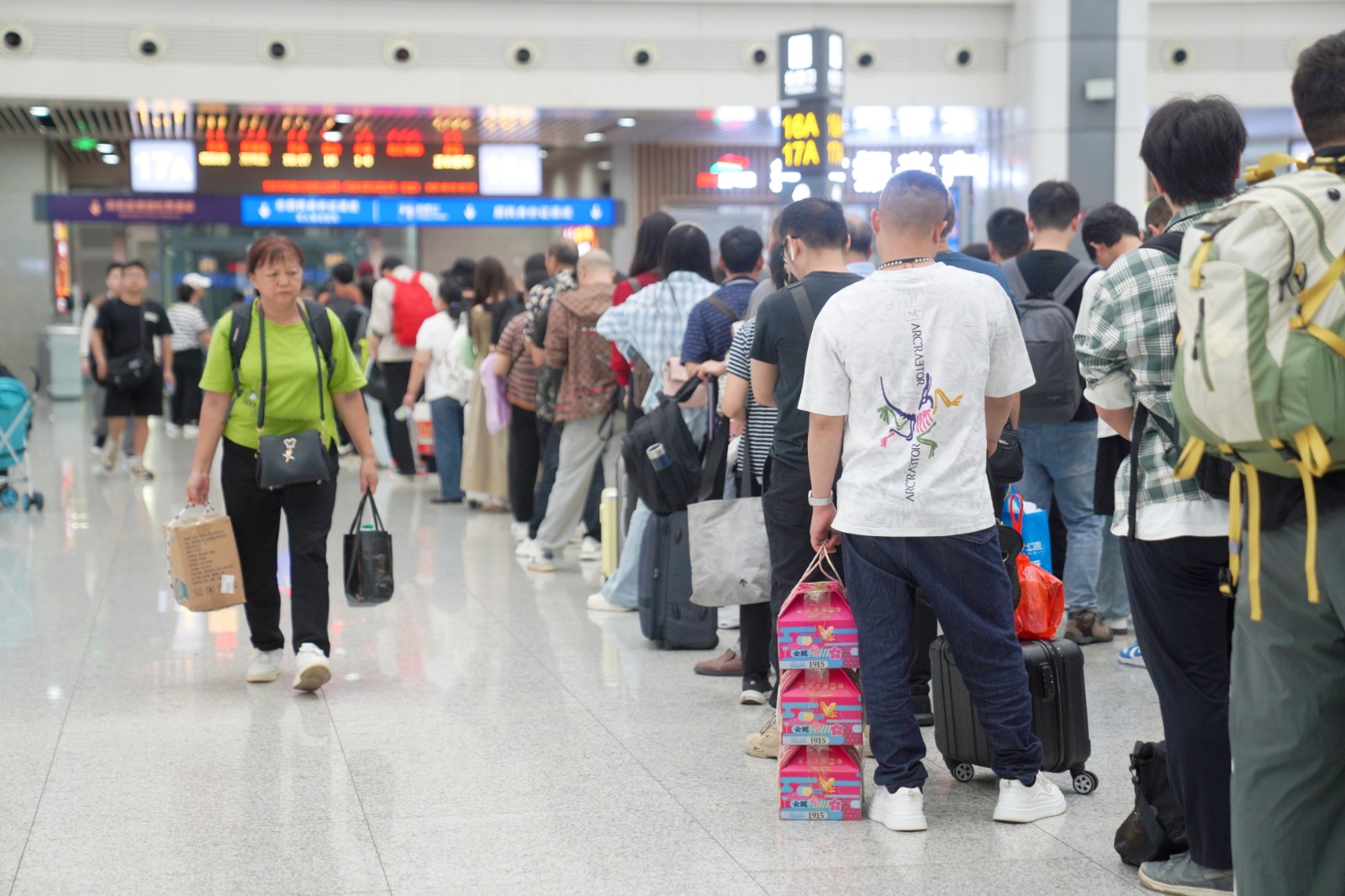 “国庆中秋”假期,旅客有序排队乘车(汪亮 摄).jpg