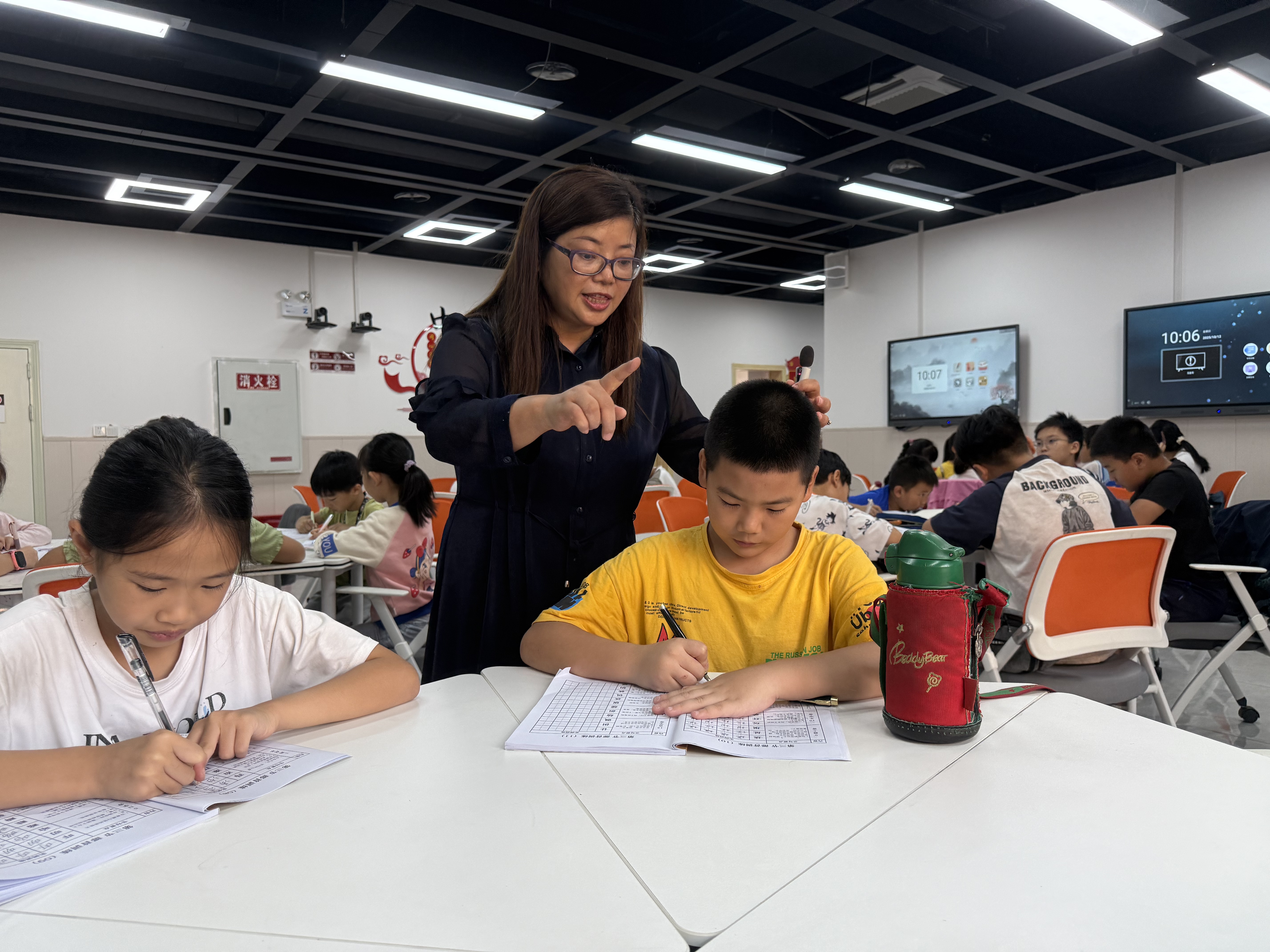 双桥经开区图书馆”执笔有方 落笔有韵“少儿硬笔书法基础知识讲座成功举办 (3).jpg