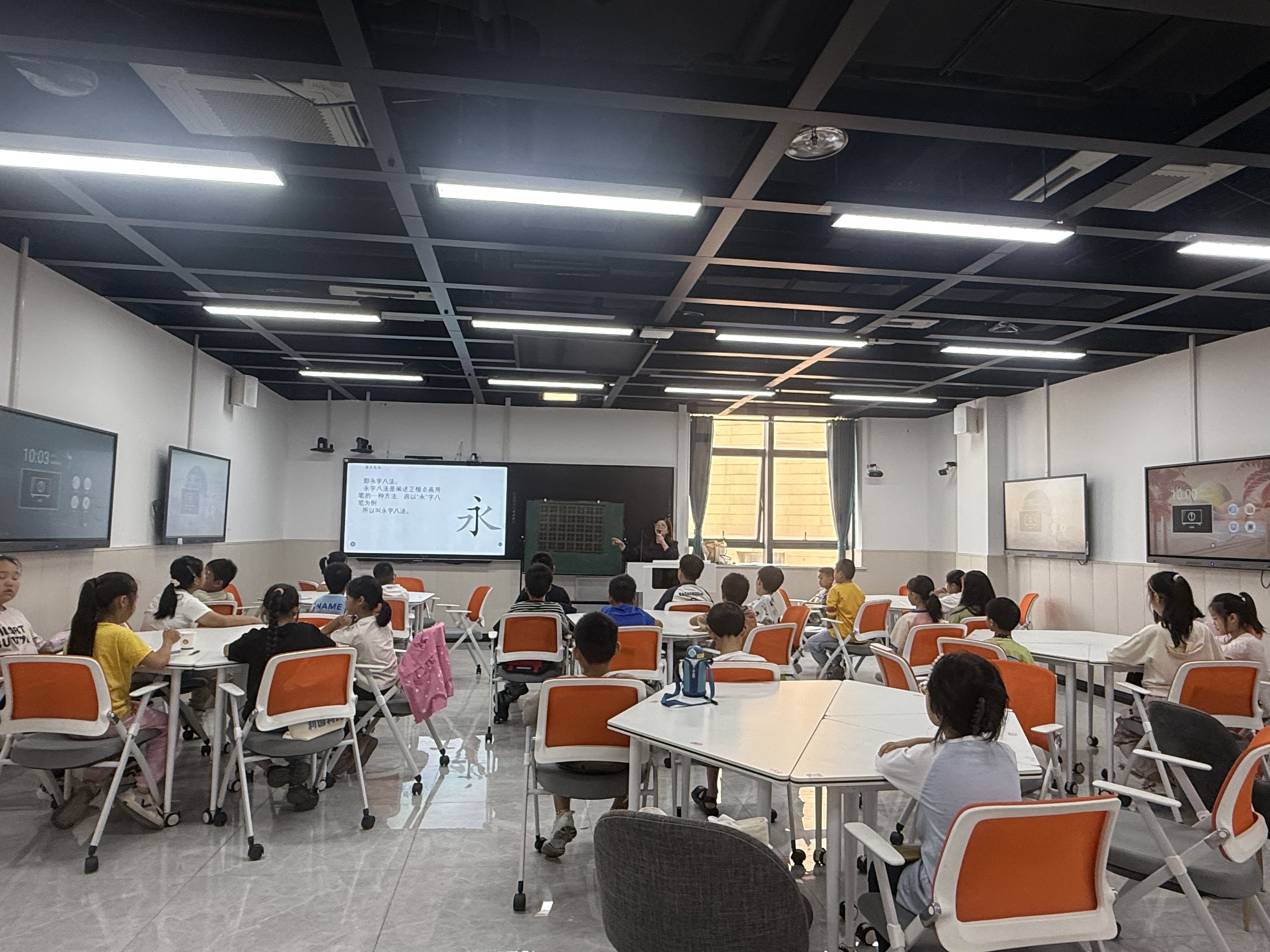 双桥经开区图书馆”执笔有方 落笔有韵“少儿硬笔书法基础知识讲座成功举办 (2).jpg