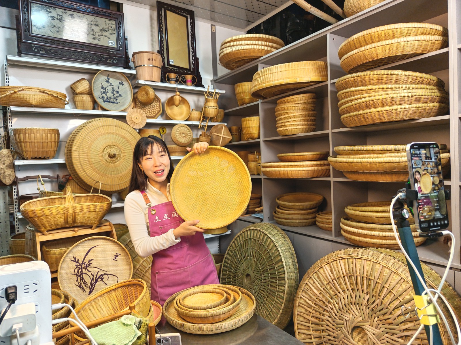 沈丽通过电商直播销售竹编产品。拍摄：刘雪霏.jpg