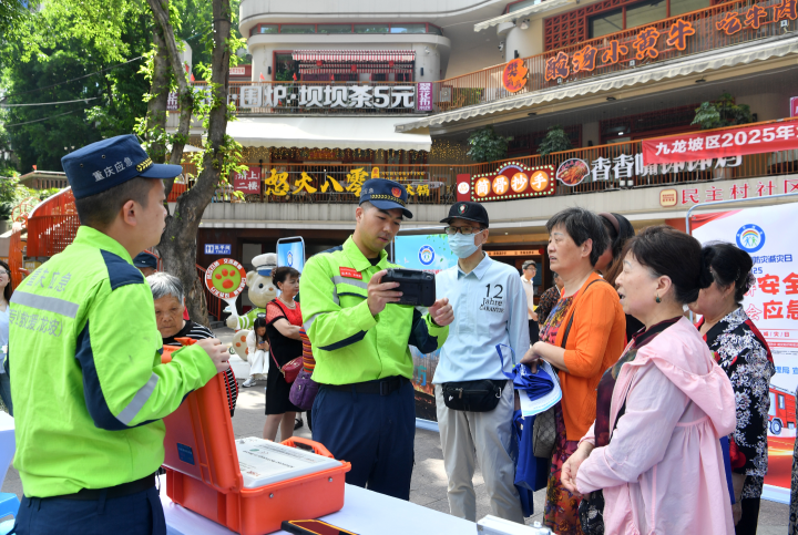 工作人员为群众介绍应急救援装备。记者 周邦静 摄.jpg