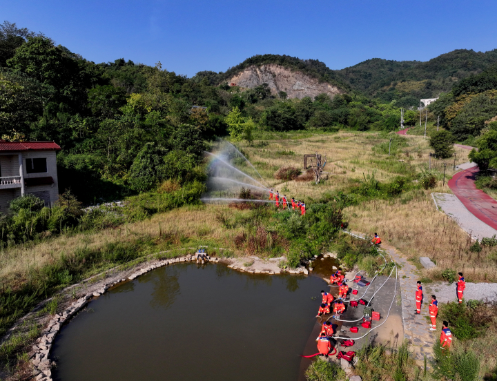 九龙坡区专业应急救援支队开展应急演练。记者 周邦静 摄.jpg