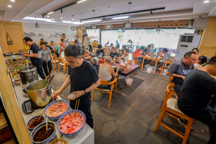 中午12点,新视界社区老年食堂里热闹非凡,饭菜飘香,不管是社区居民还是附近工作者,都会来此用餐。记者 曹鸣鸥 摄.jpeg