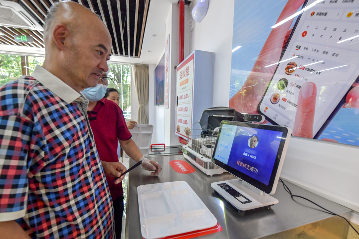 为提升服务品质，埝山苑社区老年食堂为社区老年人开通人脸识别储值服务，结算方便快捷。记者曹鸣鸥摄.jpeg