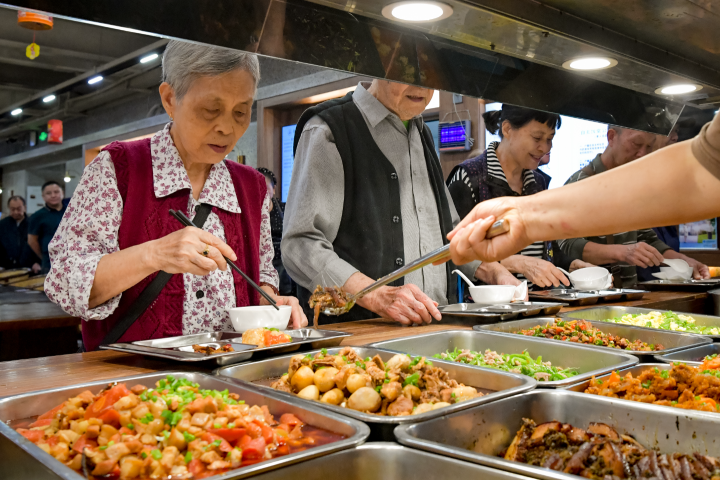 民主村社区老年食堂午餐服务流程——取餐。记者曹鸣鸥摄.jpeg