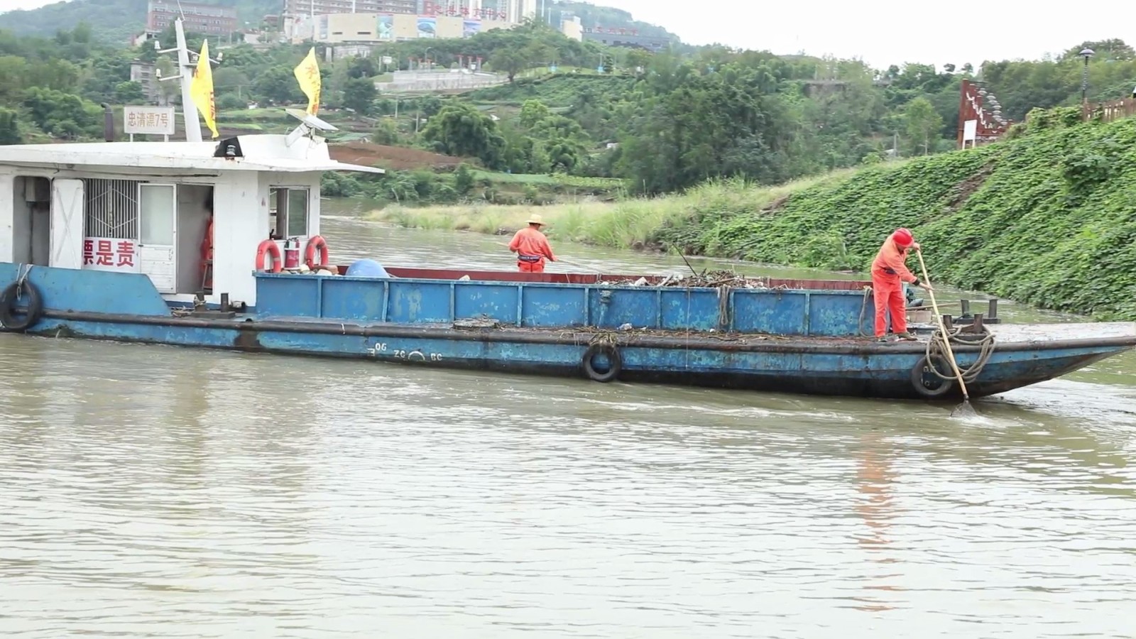 清漂工人开展清漂作业。拍摄：吴建华.jpg