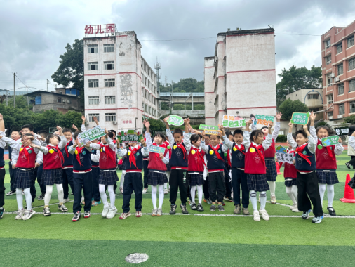 小将“助攻”环保 绿茵场上掀起垃圾分类新风尚