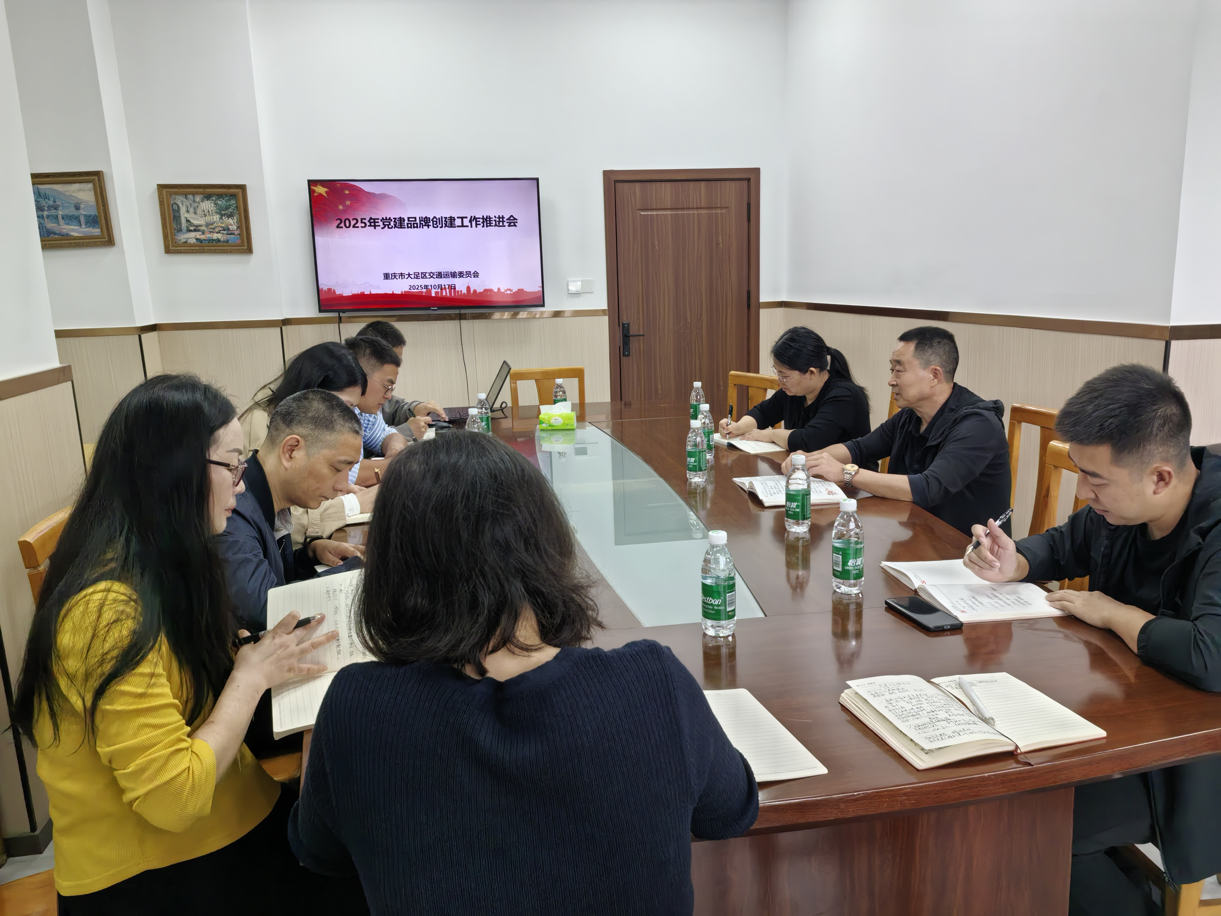 10月17日上午，大足区交通运输委党委委员、副主任黄聪颖（右三）参加会议。蒋文友 摄影.jpeg